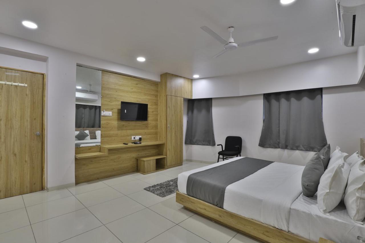 Hotel Monville Group 바도다라 외부 사진